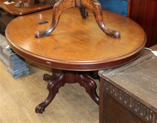 A Victorian oval mahogany loo table W.130cm